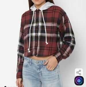 NWOT American Eagle Outfitters Plaid Cropped Button Down - Red and Black